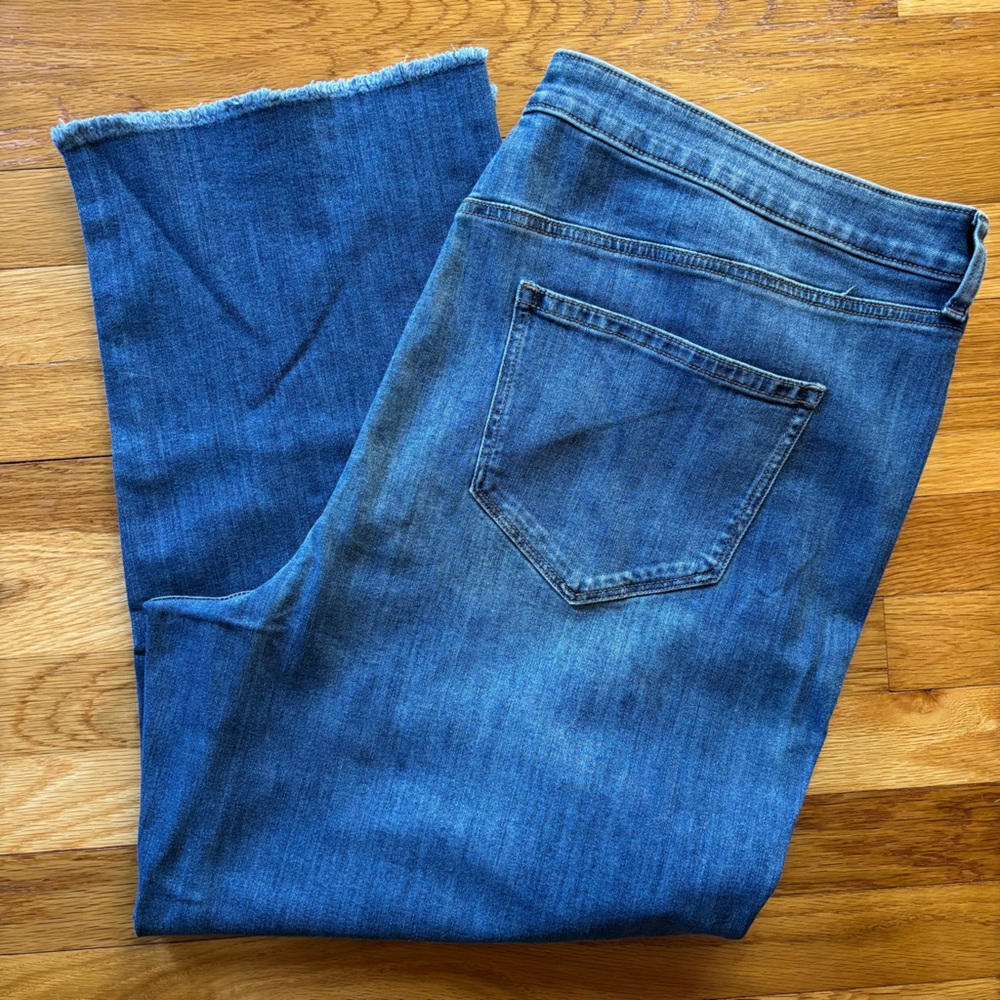 🌸 Sonoma Straight Crop Jeans with Frayed Hem 🌸